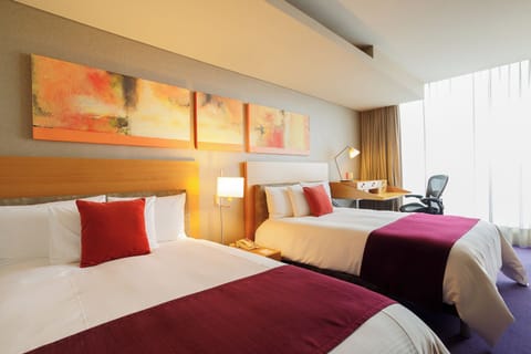 Premium bedding, in-room safe, desk, blackout drapes