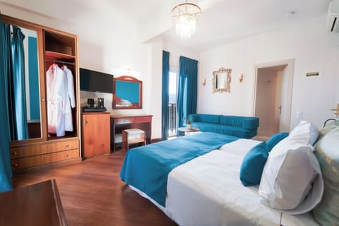 Deluxe Room | Pillowtop beds, minibar, in-room safe, blackout drapes