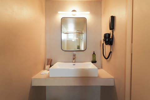 Deluxe Room | Bathroom | Free toiletries, hair dryer, bathrobes, slippers