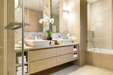 Combined shower/tub, deep soaking tub, free toiletries, hair dryer