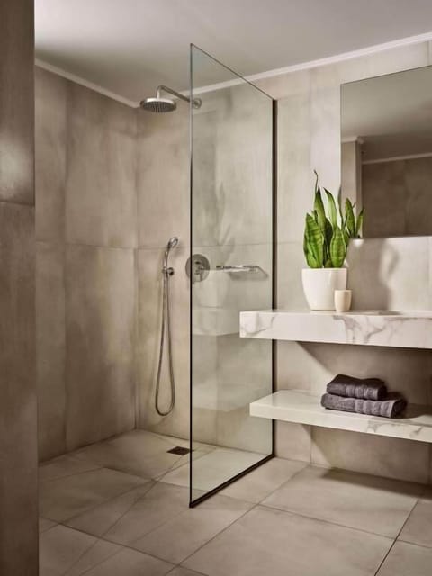 Deluxe Infinity Suite with Private Pool | Bathroom | Shower, free toiletries, hair dryer, towels