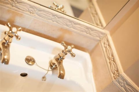 Family Double Room | Bathroom | Free toiletries, hair dryer, towels, toilet paper