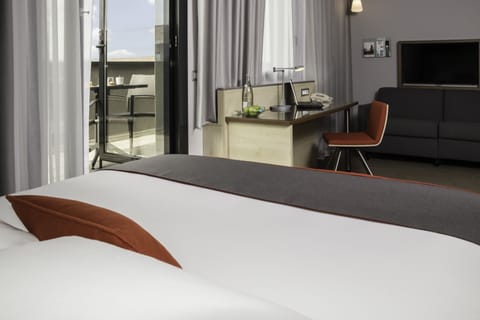 Suite, 1 Queen Bed, Balcony (Free Breakfast) | Premium bedding, pillowtop beds, in-room safe, desk