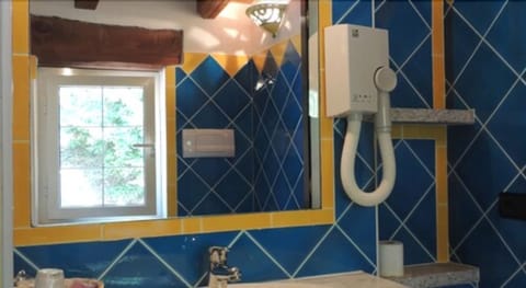 Shower, free toiletries, hair dryer, bidet