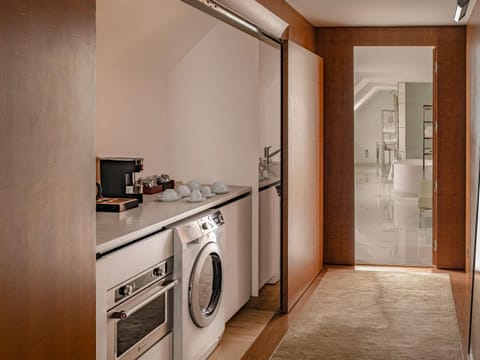 Penthouse Suite | Premium bedding, minibar, in-room safe, laptop workspace