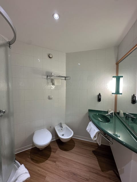 Combined shower/tub, eco-friendly toiletries, hair dryer, towels