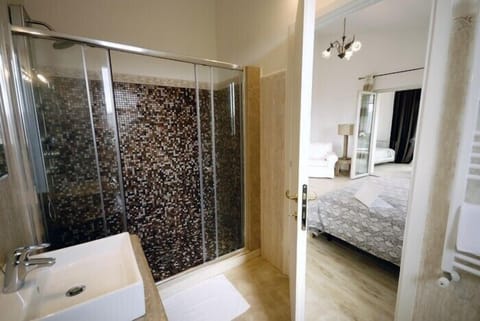 Suite | Bathroom | Shower, free toiletries, hair dryer, bidet