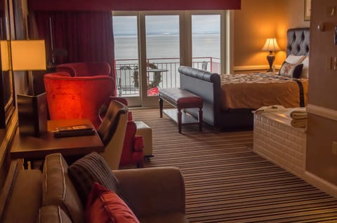 Superior Suite, 1 King Bed with Sofa bed, Jetted Tub, Lake View | In-room safe, desk, iron/ironing board, free WiFi