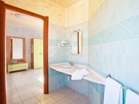 Standard Double Room | Bathroom sink