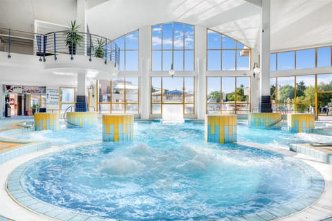 6 outdoor pools