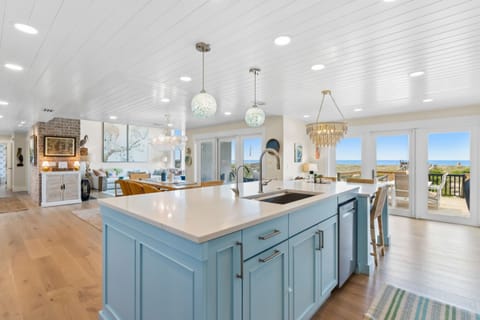 House, 6 Bedrooms | Private kitchen | Full-size fridge, microwave, oven, stovetop