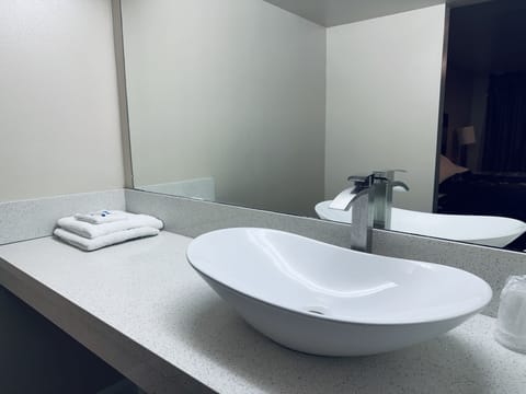 Standard Room, 1 King Bed | Desk, blackout drapes, iron/ironing board, free WiFi