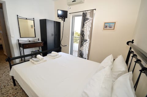 Triple Room, 1 Double Bed | Blackout drapes, iron/ironing board, free WiFi, bed sheets