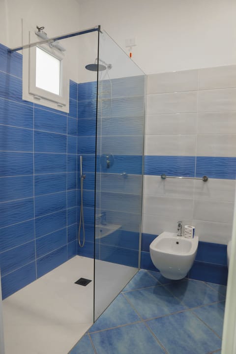 Superior Room | Bathroom | Shower, free toiletries, hair dryer, towels