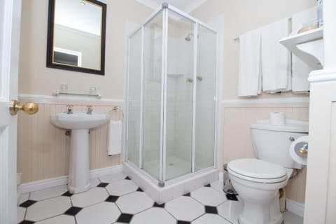 Double or Twin Room | Bathroom | Free toiletries, hair dryer, bathrobes, towels