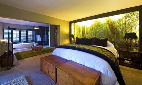 Premium bedding, down comforters, minibar, in-room safe