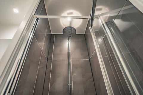 Economy Double Room, Non Smoking, Ensuite | Bathroom | Free toiletries, hair dryer, towels, shampoo