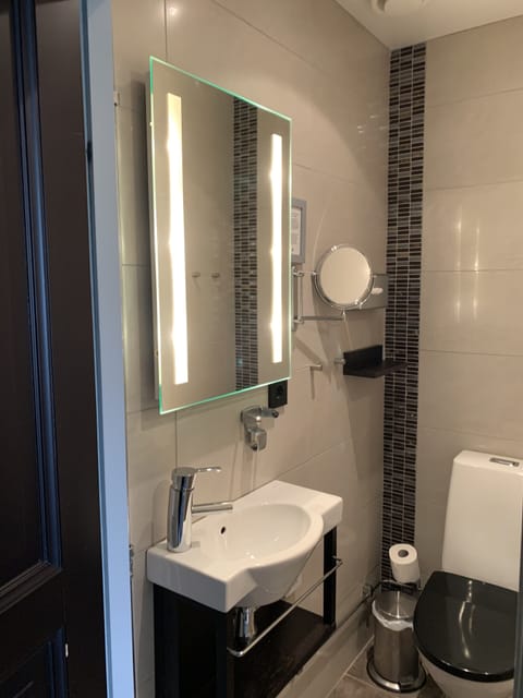 Shower, rainfall showerhead, free toiletries, hair dryer