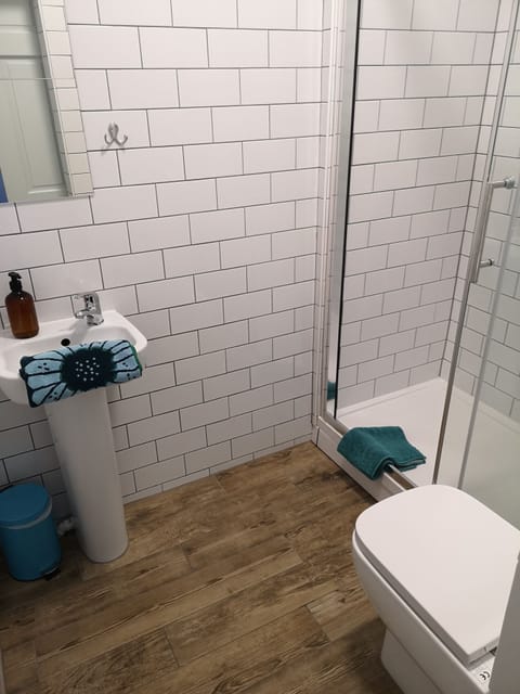 Superior Double Room | Bathroom | Shower, towels
