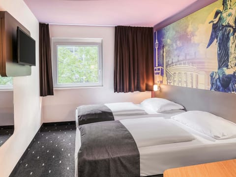 Twin Room | Desk, soundproofing, WiFi (free), bed sheets