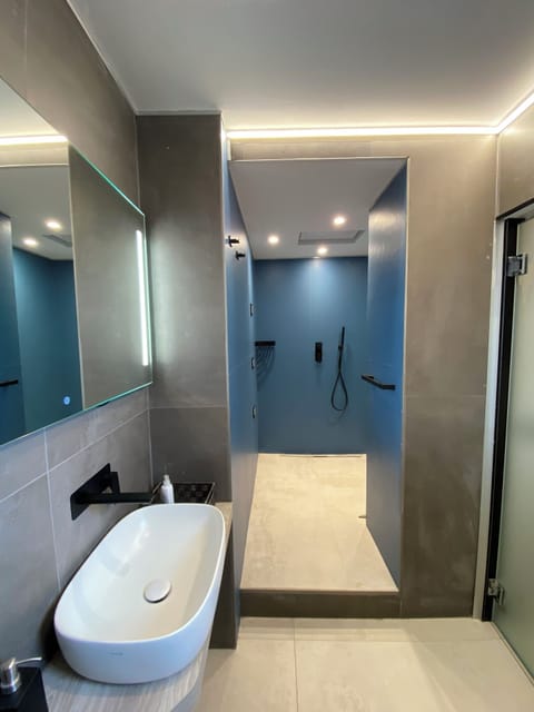 Ca' Marilu' | Bathroom | Shower, rainfall showerhead, bidet, towels