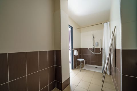 Standard Double Room | Bathroom | Free toiletries, hair dryer, bathrobes, towels