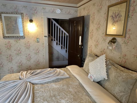 Standard Room, 1 Queen Bed (Room 5) | Tempur-Pedic beds, individually decorated, individually furnished