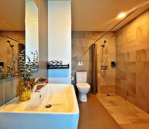 Junior Suite - Free Airport Shuttle | Bathroom | Shower, free toiletries, hair dryer, towels