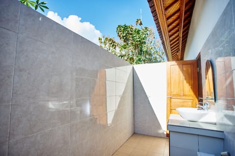 Standard Room, Garden View | Bathroom | Shower, free toiletries, towels