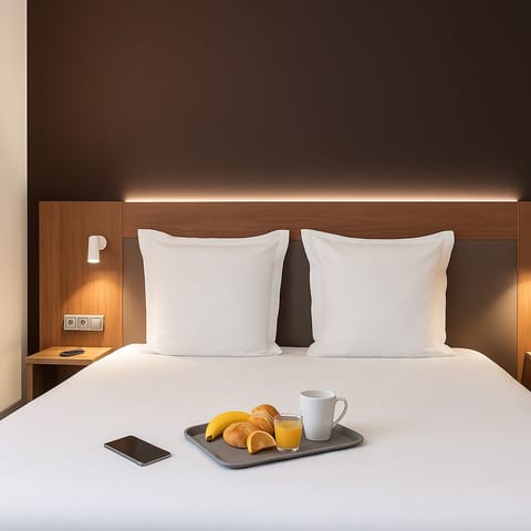 Standard Room, 1 Queen Bed (1 Double bed) | Blackout drapes, soundproofing, free cribs/infant beds