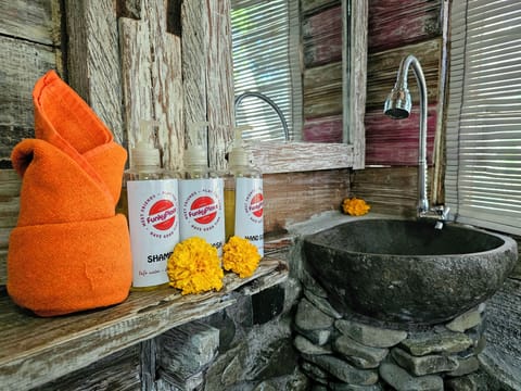 Standard Single Room | Bathroom | Shower, free toiletries, bidet, towels