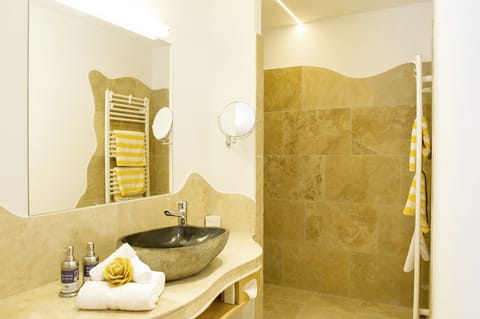Classic Double Room | Bathroom | Shower, free toiletries, hair dryer, bathrobes