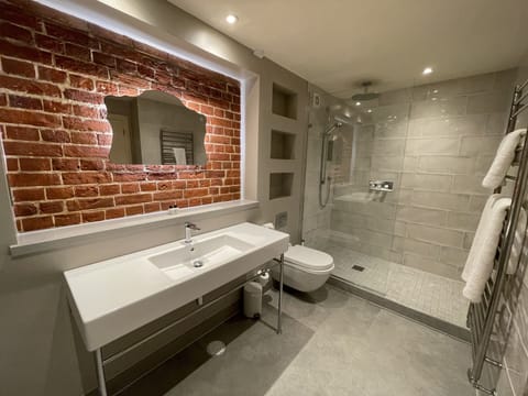 Oak Suite | Bathroom | Combined shower/tub, hair dryer, towels