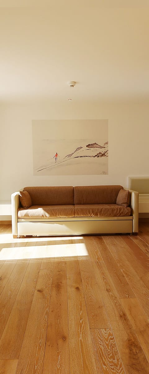 Junior Suite (Luxus) | Living area | 60-cm flat-screen TV with digital channels, TV