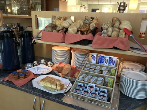 Buffet breakfast for a fee on weekends