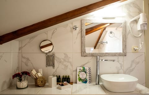 Junior Suite | Bathroom | Shower, hydromassage showerhead, designer toiletries, hair dryer