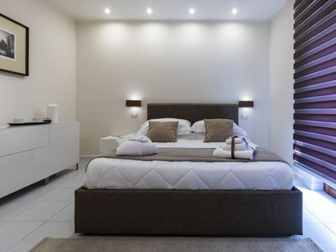 Minibar, in-room safe, desk, free WiFi