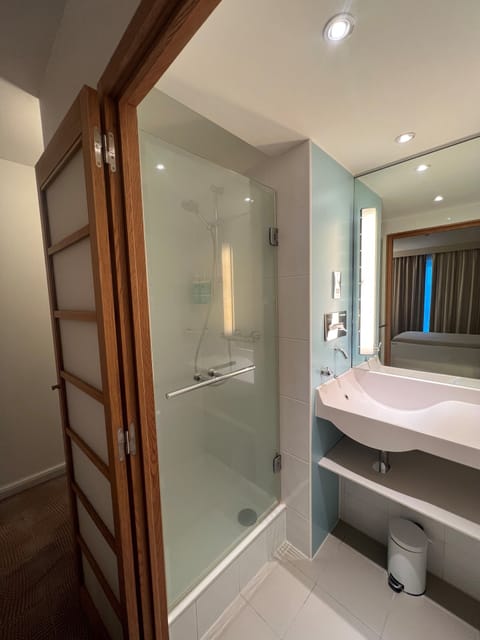 Standard Room, 2 Twin Beds | Bathroom | Separate tub and shower, eco-friendly toiletries, hair dryer, towels