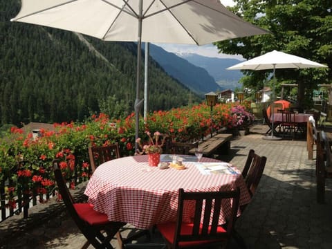 Breakfast, lunch, dinner served; Regional cuisine