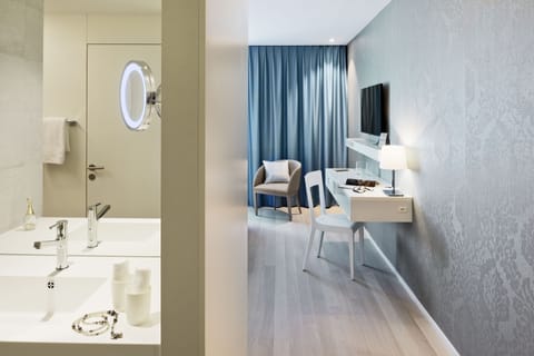 Double Room | In-room safe, desk, laptop workspace, blackout drapes