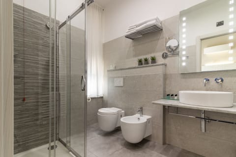Deluxe Double or Twin Room, Ensuite, City View | Bathroom | Shower, rainfall showerhead, free toiletries, hair dryer