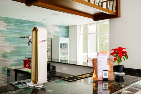 Serves breakfast, lunch, and dinner