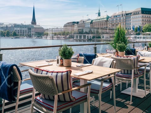 8 restaurants; breakfast, lunch, dinner, and brunch served