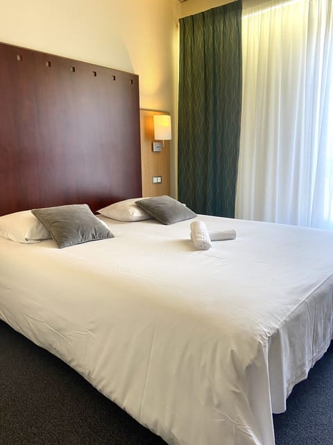 Double Room | Desk, soundproofing, iron/ironing board, free cribs/infant beds