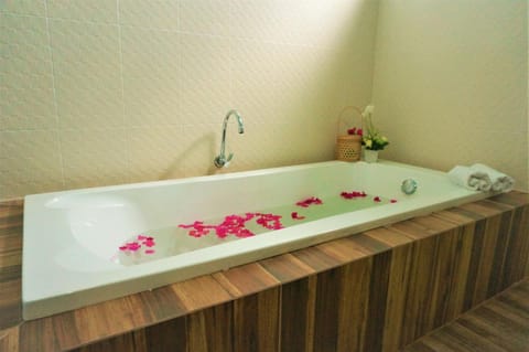 Shower, free toiletries, hair dryer, bidet