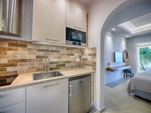 Fridge, stovetop, coffee/tea maker, electric kettle