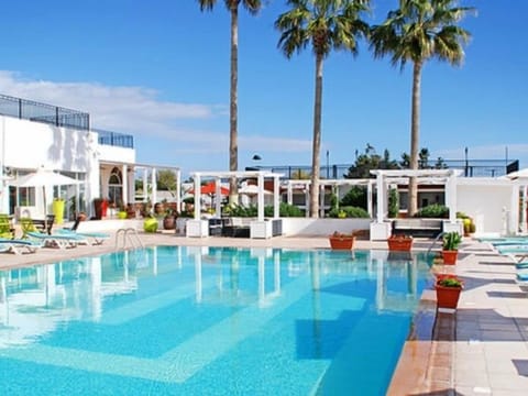 Outdoor pool, pool umbrellas, sun loungers