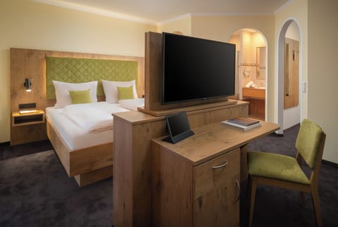 Hypo-allergenic bedding, in-room safe, WiFi, bed sheets