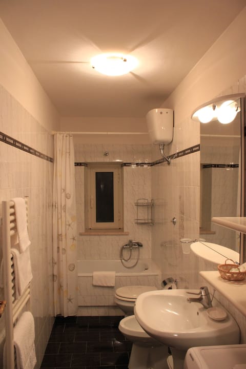 Apartment, 2 Bedrooms | Bathroom | Hair dryer, bathrobes, bidet, towels