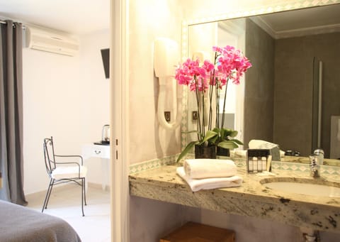 Double Room | Bathroom | Rainfall showerhead, free toiletries, hair dryer, towels